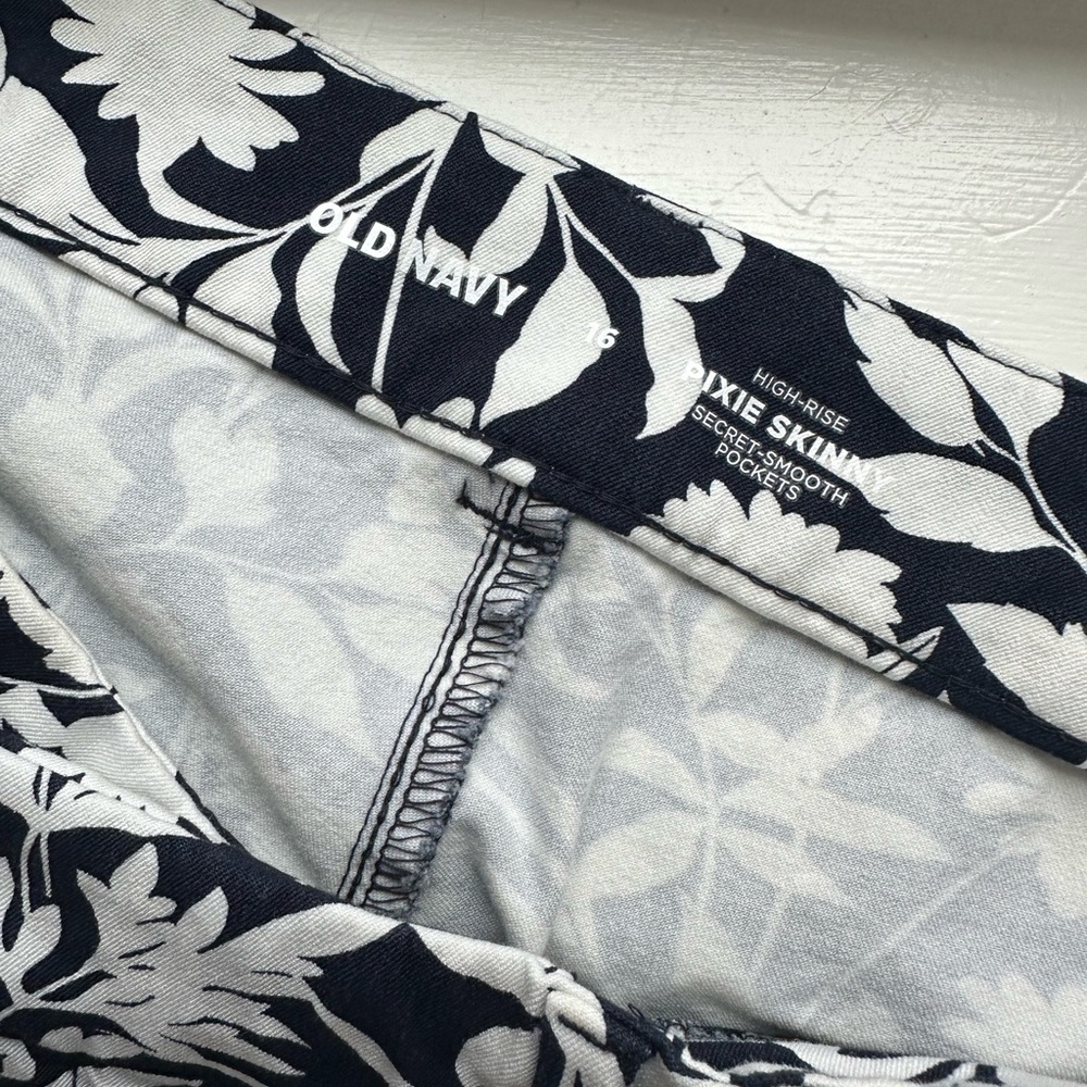 Old Navy High-Waisted Pixie Skinny Ankle Pants - Navy and White EUC - Picture 4 of 4